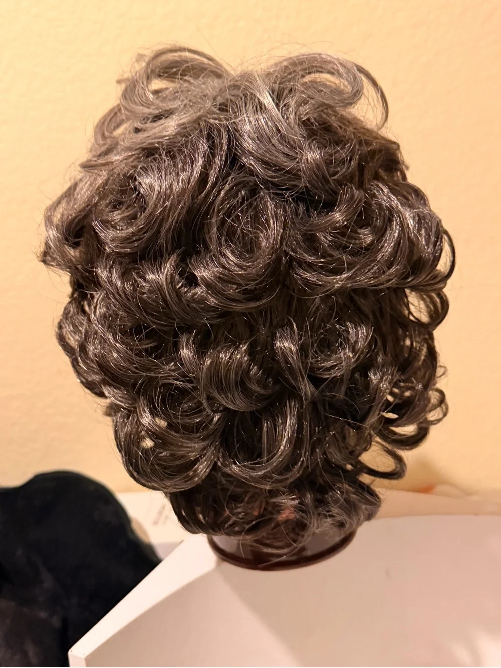 Short Wavy Synthetic Wig in Silver Gray - Classic Everyday Style